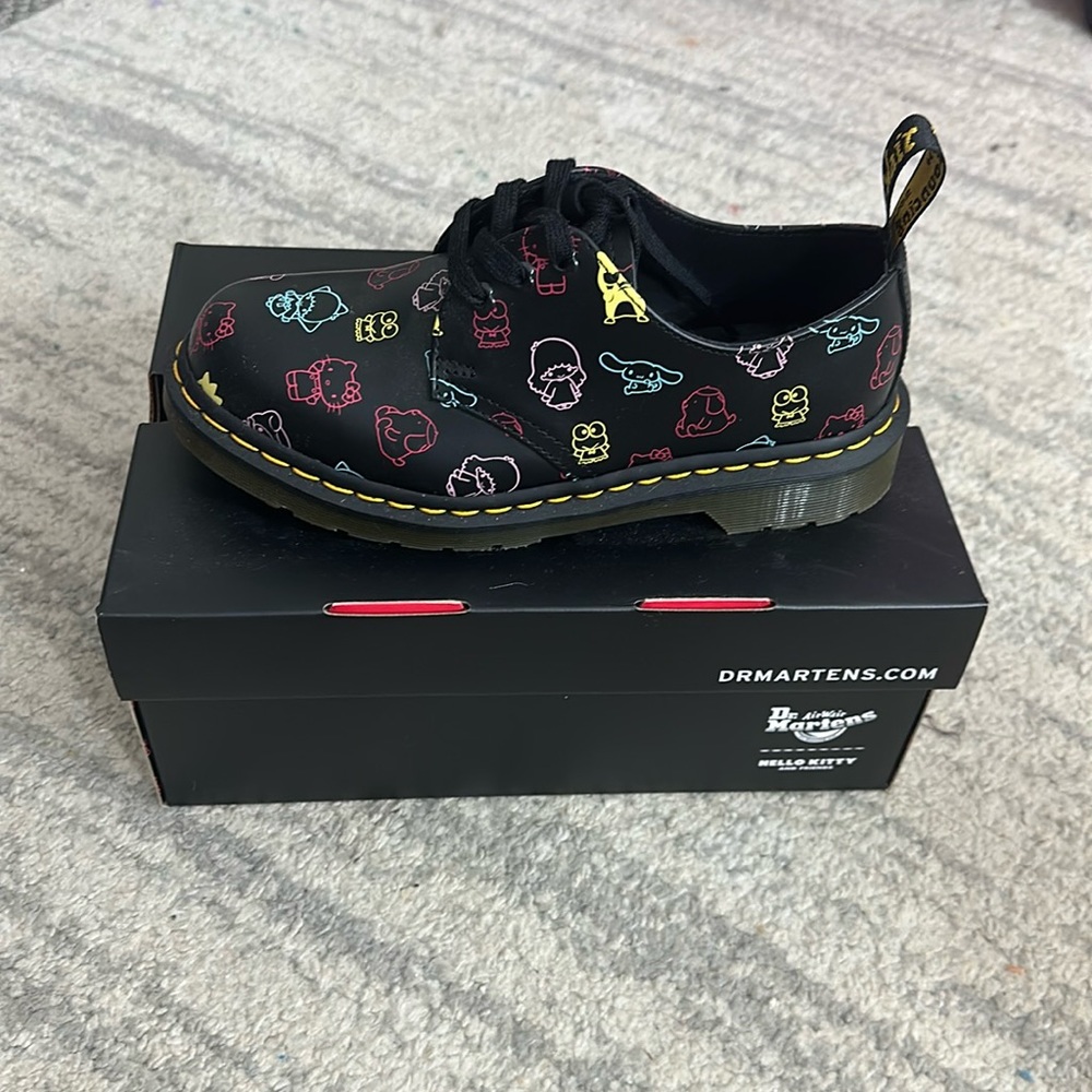 Hello kitty dr marten brand new never been worn✅